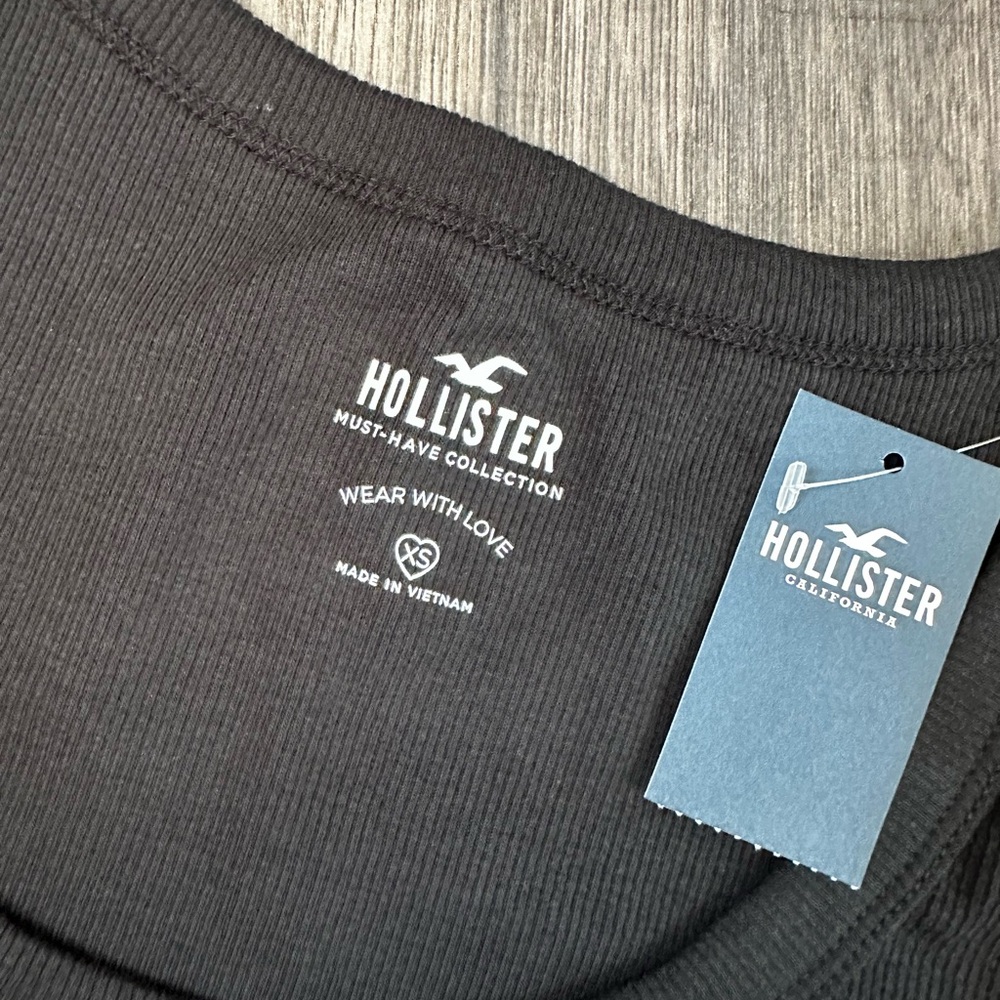 Hollister | Ribbed Tee - Picture 3 of 4
